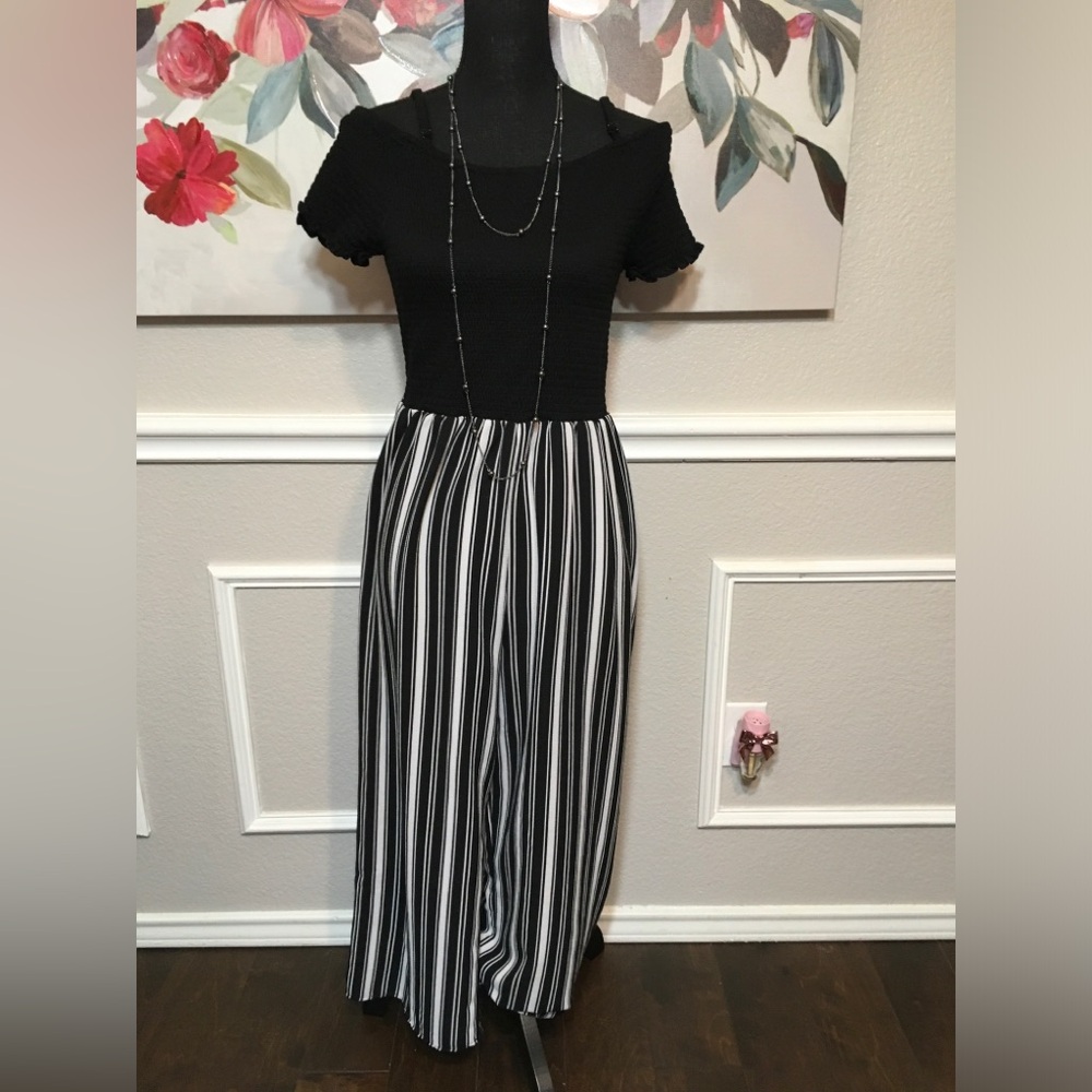 Black and White Wide Leg Jumpsuit NWOT - Picture 3 of 11